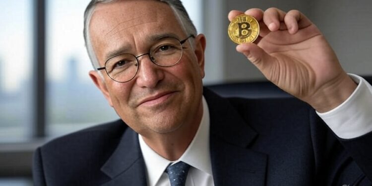 Ricardo Salinas sosteniendo un bitcoin.