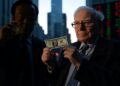 Una persona en la sombra que simbolice a Satoshi Nakamoto y Warren Buffett al lado.