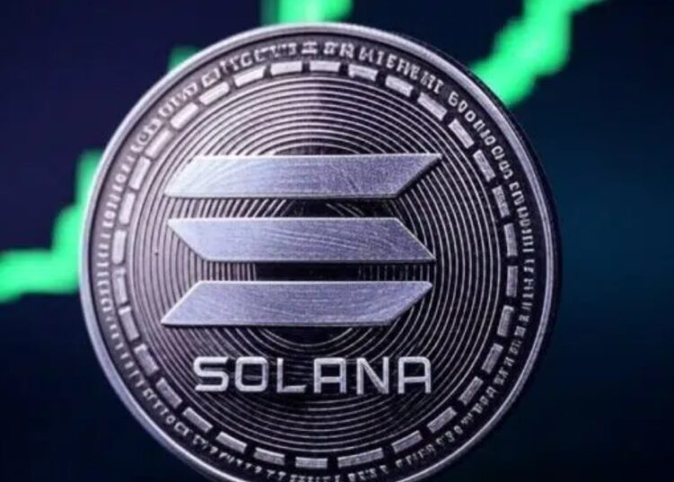 Moneda de solana con gráficas verdes.