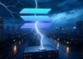 El logo de la criptomoneda Solana en medio de una tormenta.
