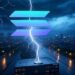 El logo de la criptomoneda Solana en medio de una tormenta.