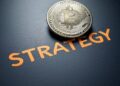 Bitcoin sobre la palabra Strategy.