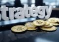 Logo se Strategy junto a bitcoin