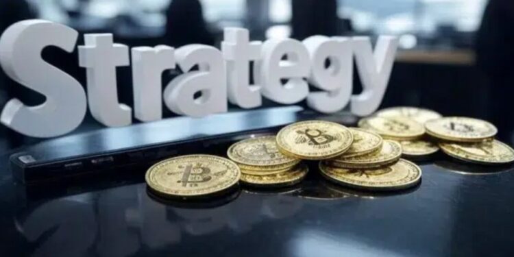 Logo se Strategy junto a bitcoin