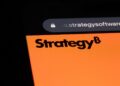 Logo de Strategy.