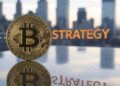 Bitcoin, el nombre de la empresa Strategy y gráficas de precio de mercado.
