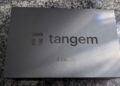 Caja en la que vienen las tres tarjetas de Tangem Wallet.