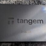 Caja en la que vienen las tres tarjetas de Tangem Wallet.