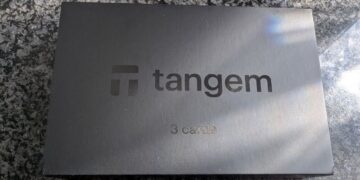 Caja en la que vienen las tres tarjetas de Tangem Wallet.