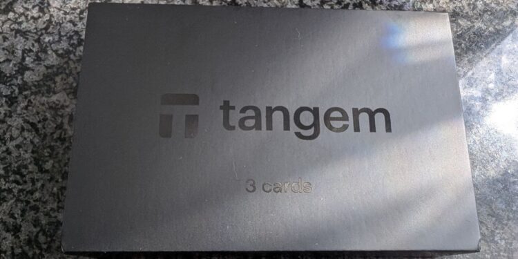 Caja en la que vienen las tres tarjetas de Tangem Wallet.