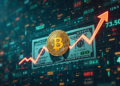 moneda de bitcoin y detrás un billete de dólar.