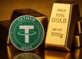 Moneda de Tether al lado de un lingote de oro.