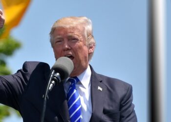 Trump en medio de un discurso.