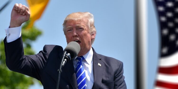Trump en medio de un discurso.