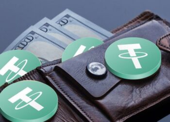 Una cartera con dólares y USDT en un escritorio.