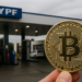 Moneda de bitcoin delante de una estación de servicio YPF.