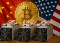 Banderas de China y Estados Unidos detrás de mineros de Bitcoin.