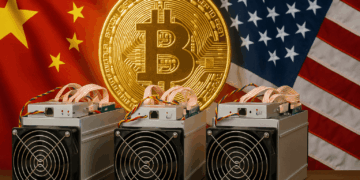 Banderas de China y Estados Unidos detrás de mineros de Bitcoin.