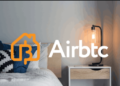 Un cuarto de hotel con el logo de la plataforma Airbtc, como Airbnb, pero con bitcoin.