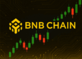 Logo de la BNB Chain junto a un grafico de velas.