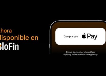 Teléfono con Apple Pay, fondo negro y logo de BloFin.