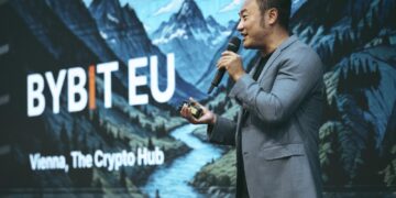 CEO de Bybit EU presentando al equipo regional.