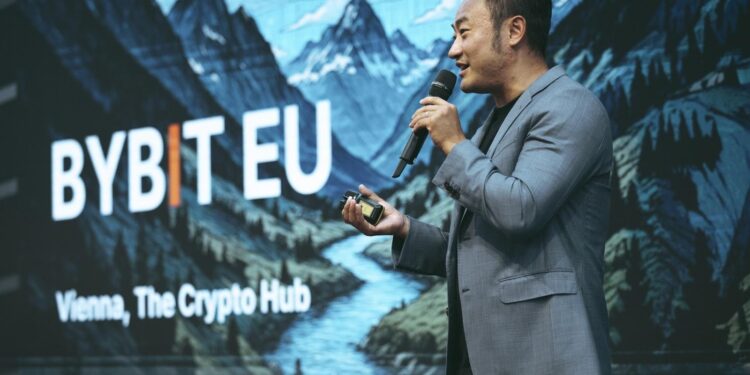 CEO de Bybit EU presentando al equipo regional.