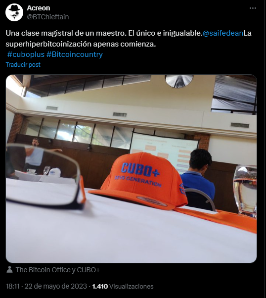 Una gorra con la palabra CUBO+, organización para la formación de desarrolladores de bitcoin en El Salvador.
