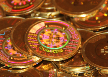 Varias monedas de bitcoin Casascius.