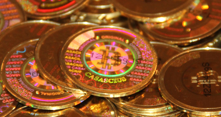 Varias monedas de bitcoin Casascius.