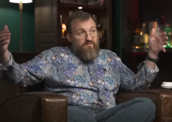 El fundador de Crdano Charles Hoskinson hablando sobre la adopción de bitcoin por parte de El Salvador.