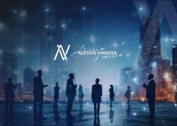 Siluetas de personas con edificios de fondo y logo de Alessio Vinassa en medio.