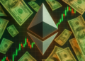 Un token ETH rodeado de dolares.