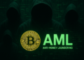 Una moneda de BTC junto a tres personas encapuchadas.