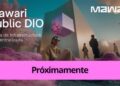 Mujer con lentes sentada sobre césped rosa, con personas, árboles y edificio futurista de fondo y logo de Mawari