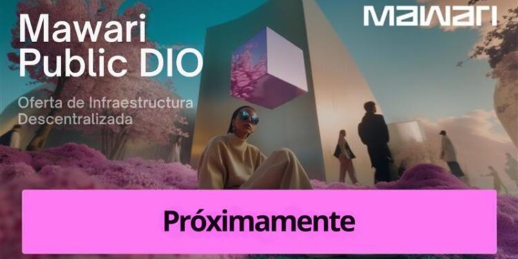Mujer con lentes sentada sobre césped rosa, con personas, árboles y edificio futurista de fondo y logo de Mawari