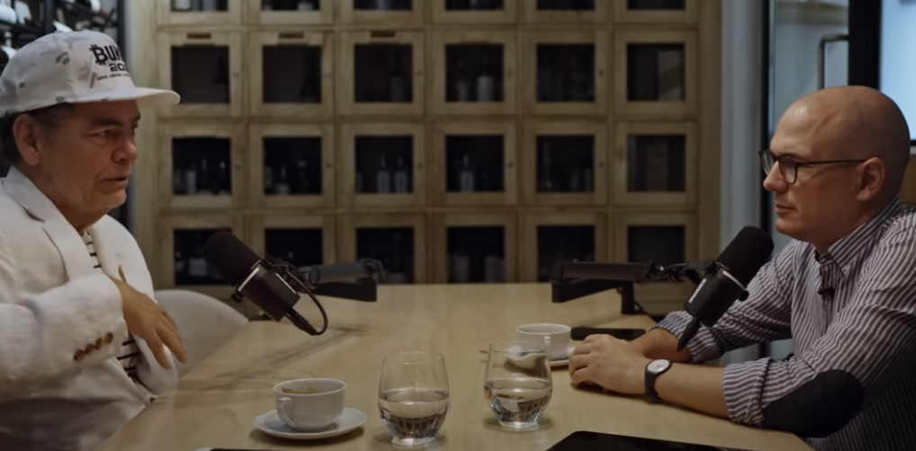 Max Keiser junto a Niko Jilch para el podcast Was Bitcoin bringt.