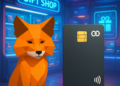 Una tarjeta de regalo junto al zorro de MetaMask en una tienda.