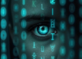 un ojo se asoma por una cortina de números en señal de vigilancia de las redes de criptomonedas.