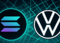 Solana y Volkswagen junto a un auto.
