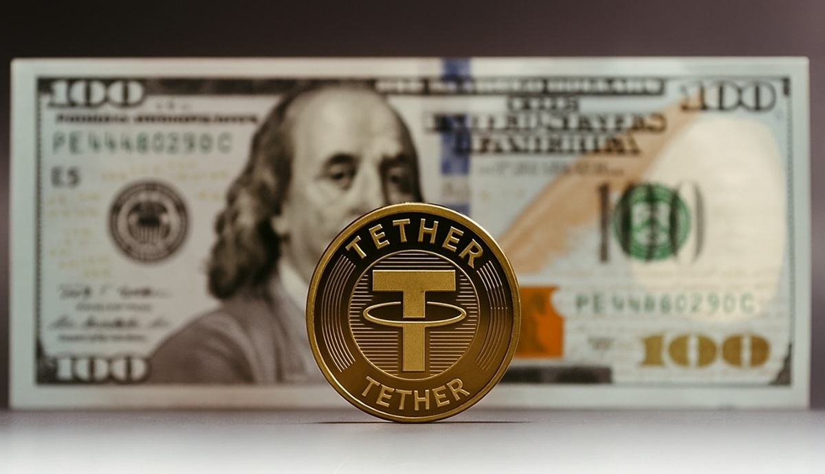 Una moneda de Tether en frente de un billete de 100 dolares.