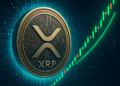 una moneda de XRP junto a un grafico de velas.