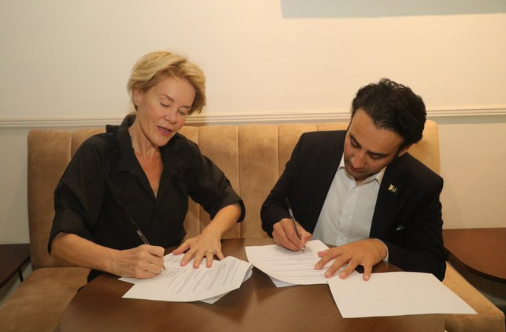 Stacy Herbert and Bin Saqib sign Agreement on Bitcoin in El Salvador.