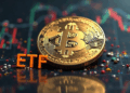 Moneda de bitcoin y las letras ETF.