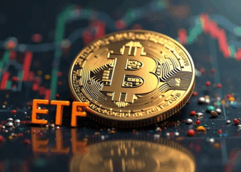 Moneda de bitcoin y las letras ETF.