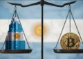 Una balanza con un edificio con la bandera de argentina de un lado y una moneda bitcoin del otro