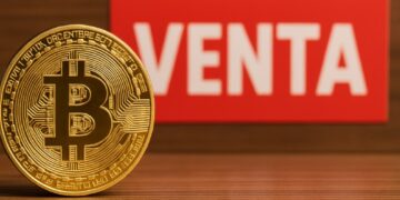 Bitcoin con un letrero de venta en el fondo.