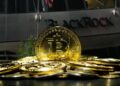 monedas de bitcoin y de fondo el edificio de BlackRock.