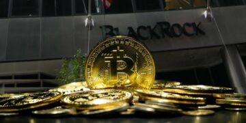 monedas de bitcoin y de fondo el edificio de BlackRock.