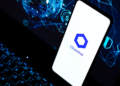 Un celular con el logo de Chainlink.